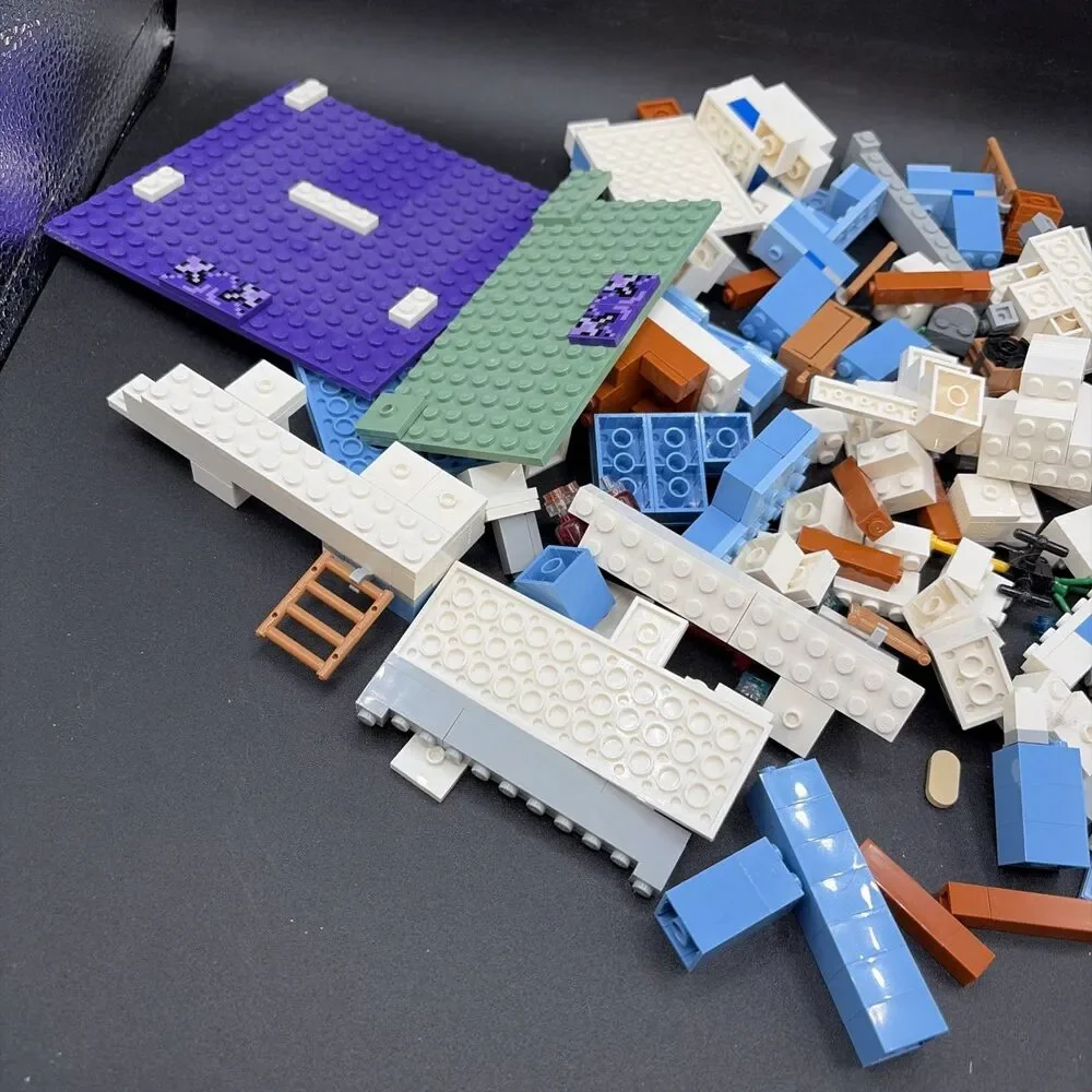 Lego Minecraft The Ice Castle - Set #21186 - 99% Complete